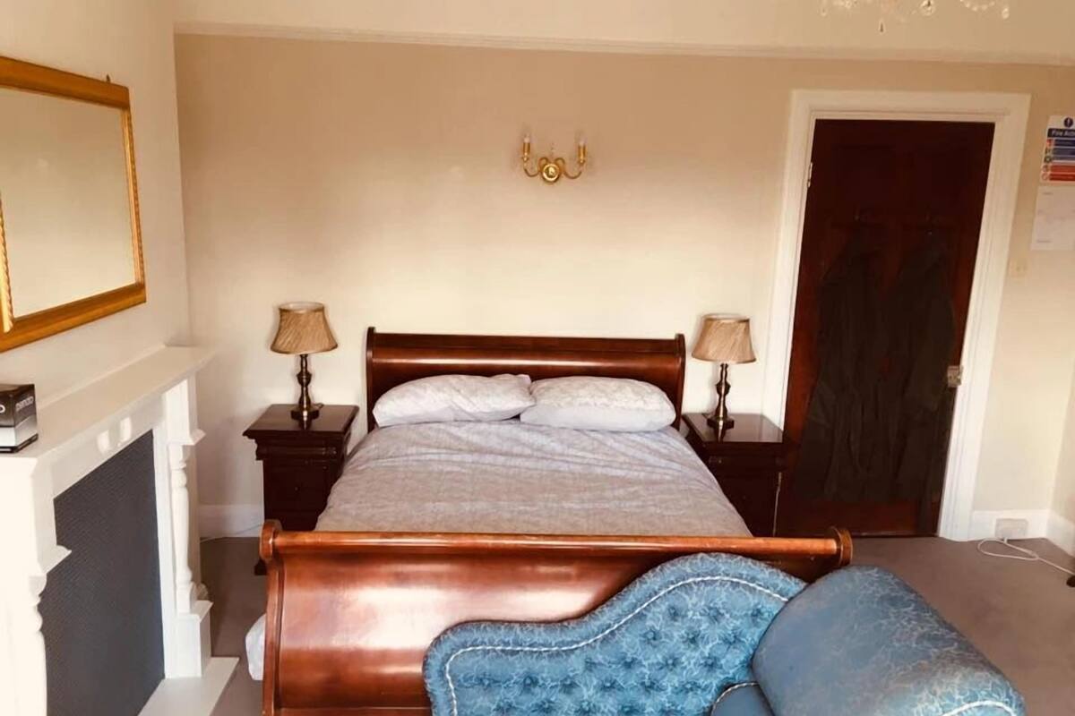 Standard Double Room | Ruang kerja komputer riba, seterika/papan seterika, Wi-fi percuma 
