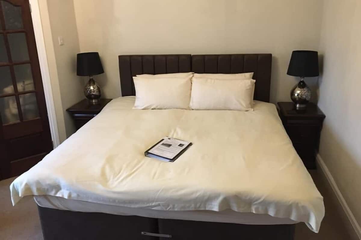 Standard Double Room, 1 Bedroom | Ruang kerja komputer riba, seterika/papan seterika, Wi-fi percuma 