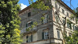 A historic building with a courtyard, a large arched entrance, and a balcony with a railing. - Spacious & Bright in Lucca Country Villa  (Capannori, Lucca, Tuscany)