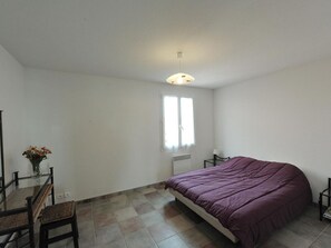 3 quartos, ferros/tábuas de passar roupa, berço de viagem