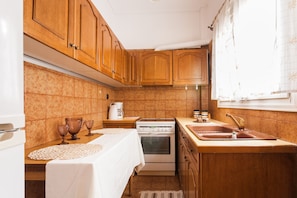 Apartment | Private kitchen | Full-size fridge, oven, stovetop, coffee/tea maker