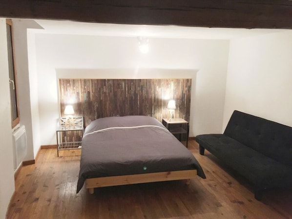 1 slaapkamer, een strijkplank/strijkijzer, reisbedje, wifi