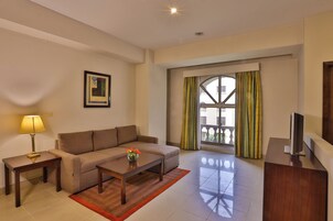 Executive Suite | Living area | Smart TV, fireplace, heated floors