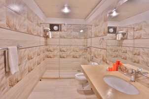 Habitación Deluxe doble | Baño | Ducha, artículos de higiene personal gratuitos y secador de pelo