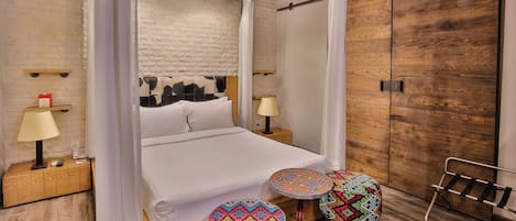 Business Suite | In-room safe, desk, blackout drapes, iron/ironing board