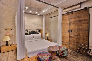 Business Suite | In-room safe, desk, blackout drapes, iron/ironing board