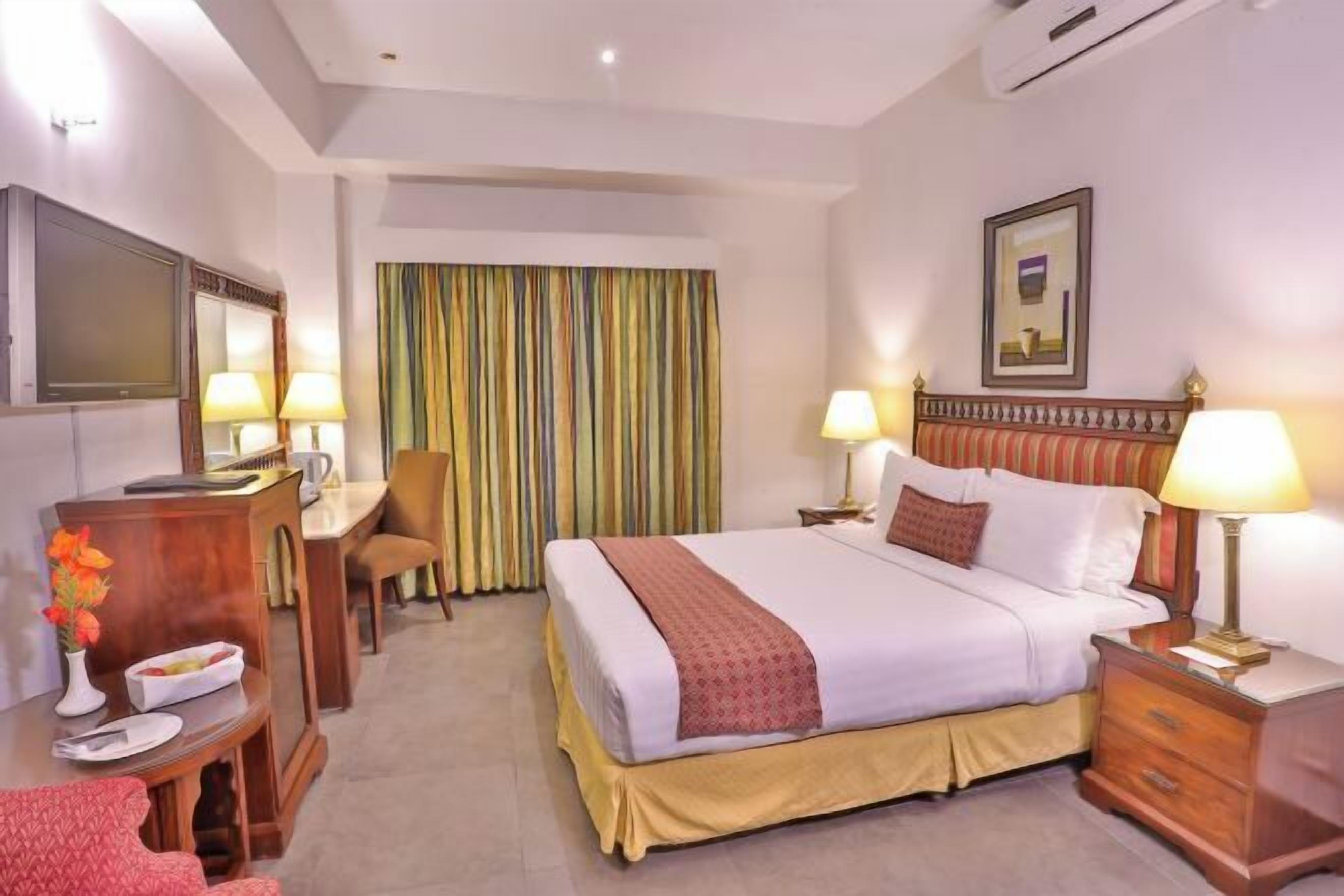 Coffres-forts dans les chambres, bureau, rideaux occultants