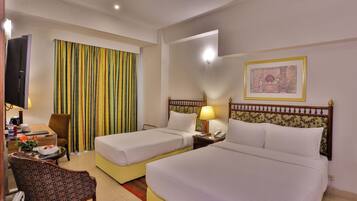 Tomannsrom – deluxe | Safe på rommet, skrivebord, blendingsgardiner og strykejern/-brett