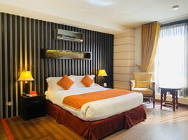 Executive Suite | In-room safe, desk, blackout drapes, iron/ironing board