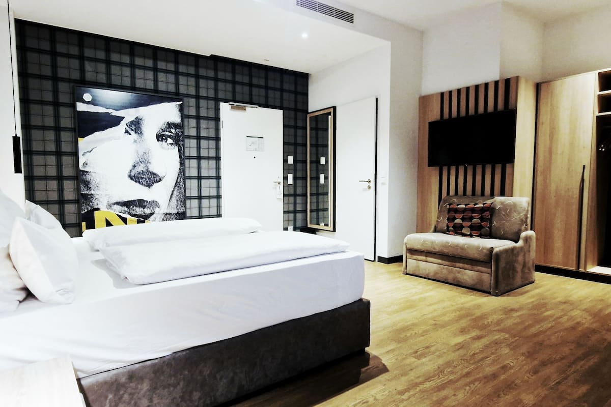 Doppia Deluxe | Biancheria da letto di alta qualità, una scrivania, insonorizzazione