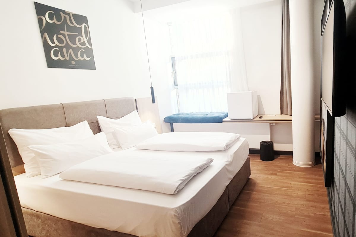 Biancheria da letto di alta qualità, postazione laptop, tende oscuranti