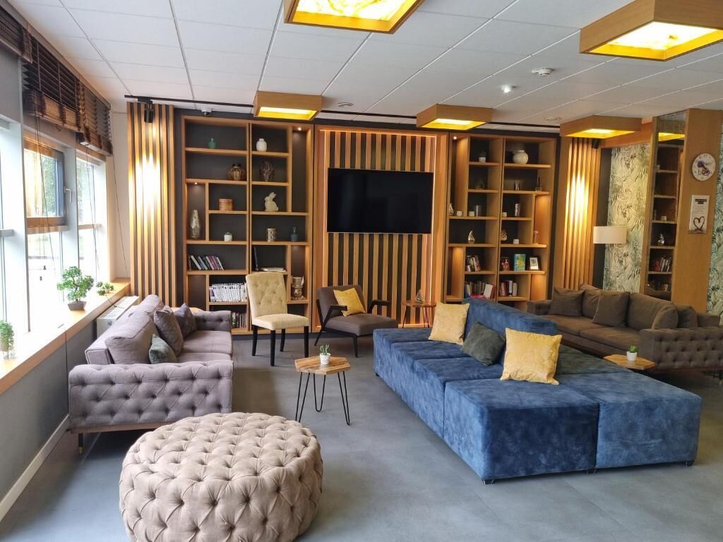 En 43-tommers LED-TV med Parabol-TV samt TV og premierefilmer