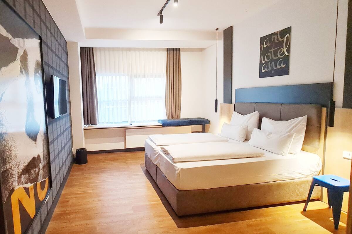 Biancheria da letto di alta qualità, postazione laptop, tende oscuranti