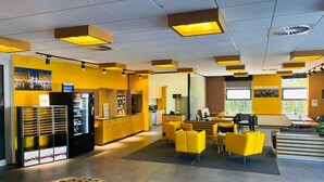 Un interior modern amb zona de cuina, menjador i seients.