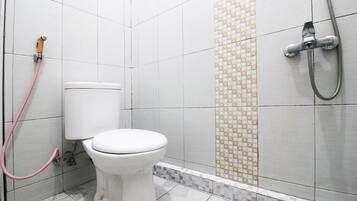 Deluxe Suite | Bathroom | Shower, towels