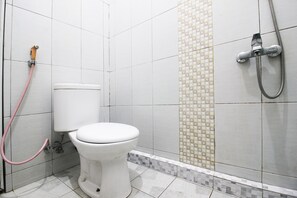 Deluxe-Suite | Badezimmer | Dusche, Handtücher