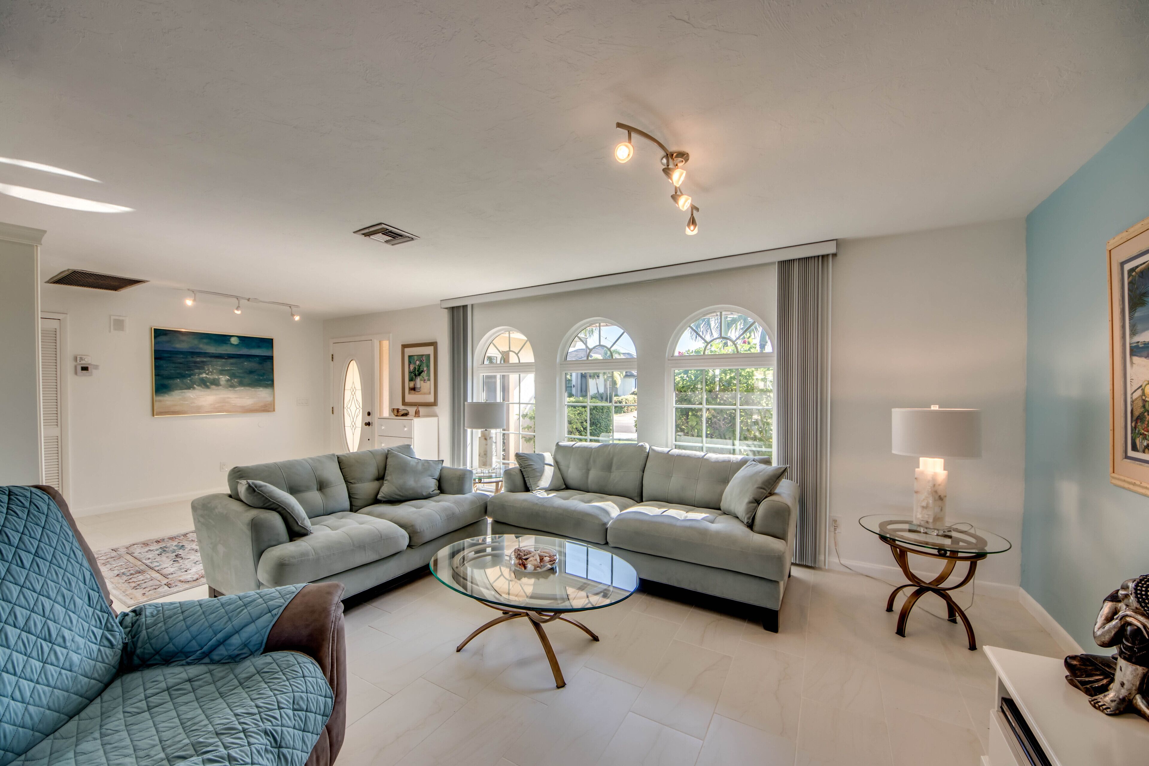 Smart TV, DVD player, books