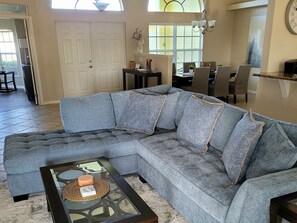 Smart-TV, Bücher, Musikbibliothek, Stereoanlage