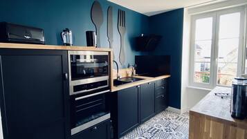 Een koelkast, een microgolfoven, een oven, een kookplaat