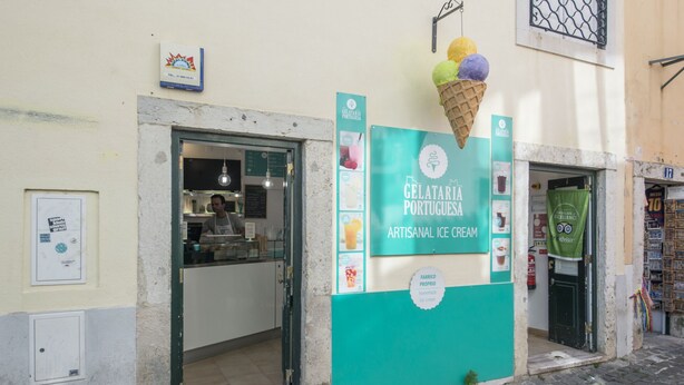 Fachada de una tienda con un letrero que dice 'Gelateria Portuguesa Artisanal Ice Cream'.