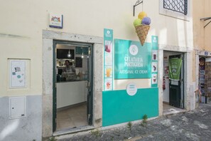 A storefront with a sign for 'Gelateria Portuguesa Artisanal Ice Cream'.