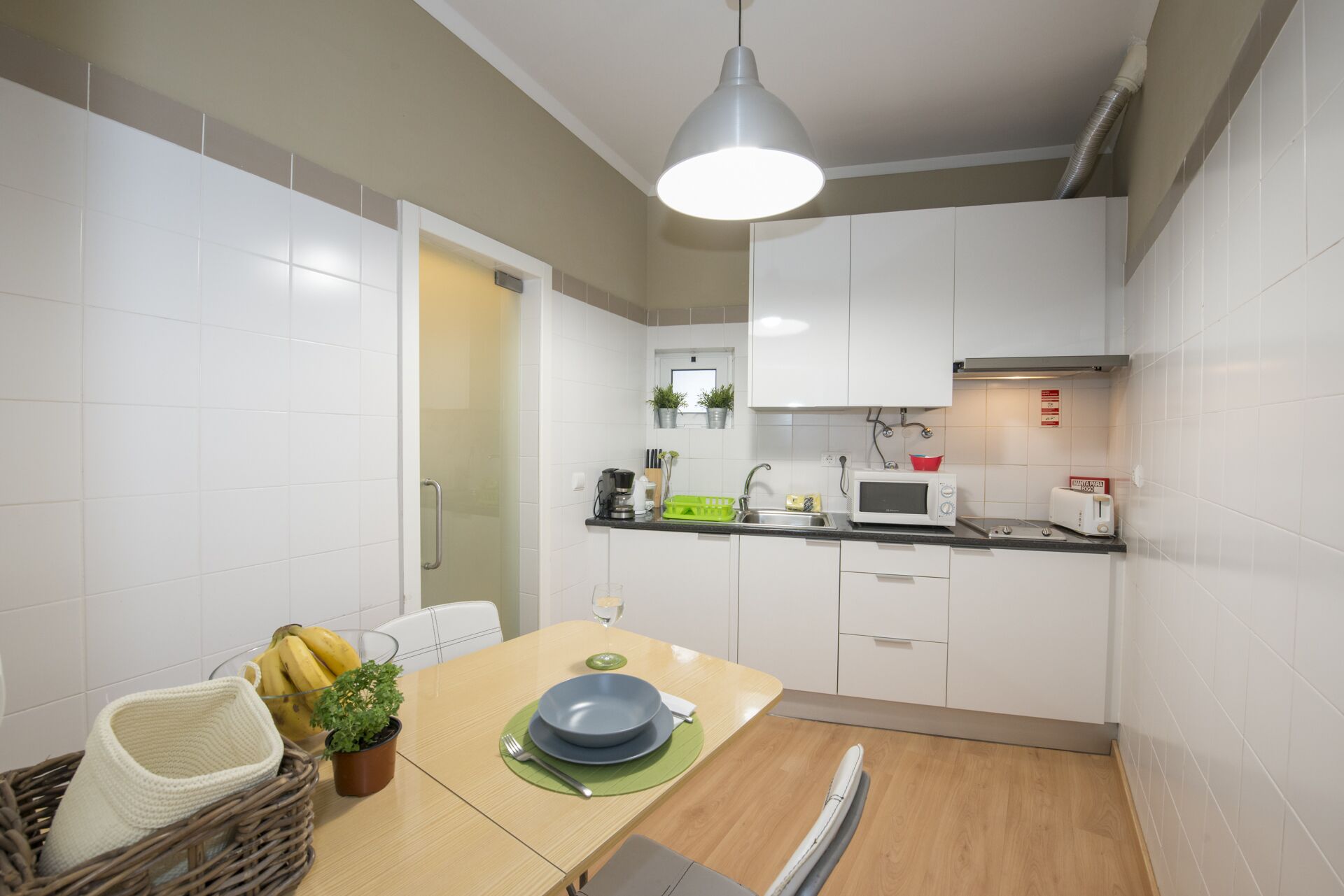 ثلاجة، ميكروويف، موقد طهي مسطح، ماكينة لصنع القهوة/الشاي