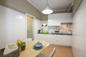 Geladeira, micro-ondas, cooktop, cafeteira/chaleira