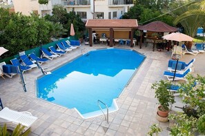 Piscine extérieure, chaises longues