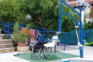 야외 수영장, 09:00 ~ 19:00 오픈, 일광욕 의자