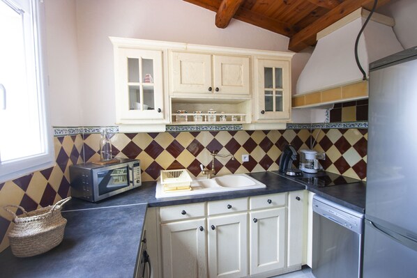 Réfrigérateur, micro-ondes, four, plaque de cuisson