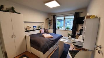1 habitación, caja de seguridad en la habitación y escritorio