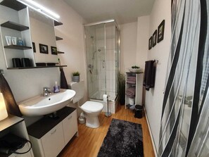 Shower, hair dryer, towels, soap - Central quiet room in the country near A7 (Großsolt)