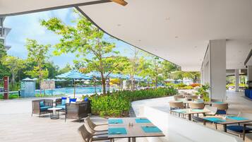 Melayani sarapan, makan siang, dan makan malam