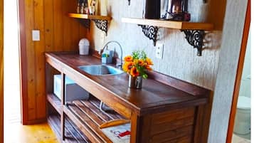 Suite Duplex | Cuisine privée | Réfrigérateur, micro-ondes, batterie de cuisine, vaisselle et ustensiles
