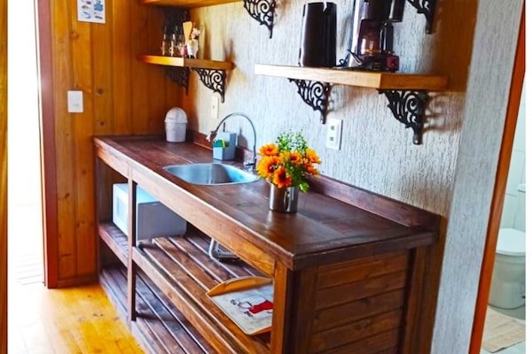 Suite Duplex | Cozinha privada | Geladeira, micro-ondas, talheres/pratos/utensílios de cozinha