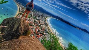 Un pueblo costero con vistas al mar y a las montañas.