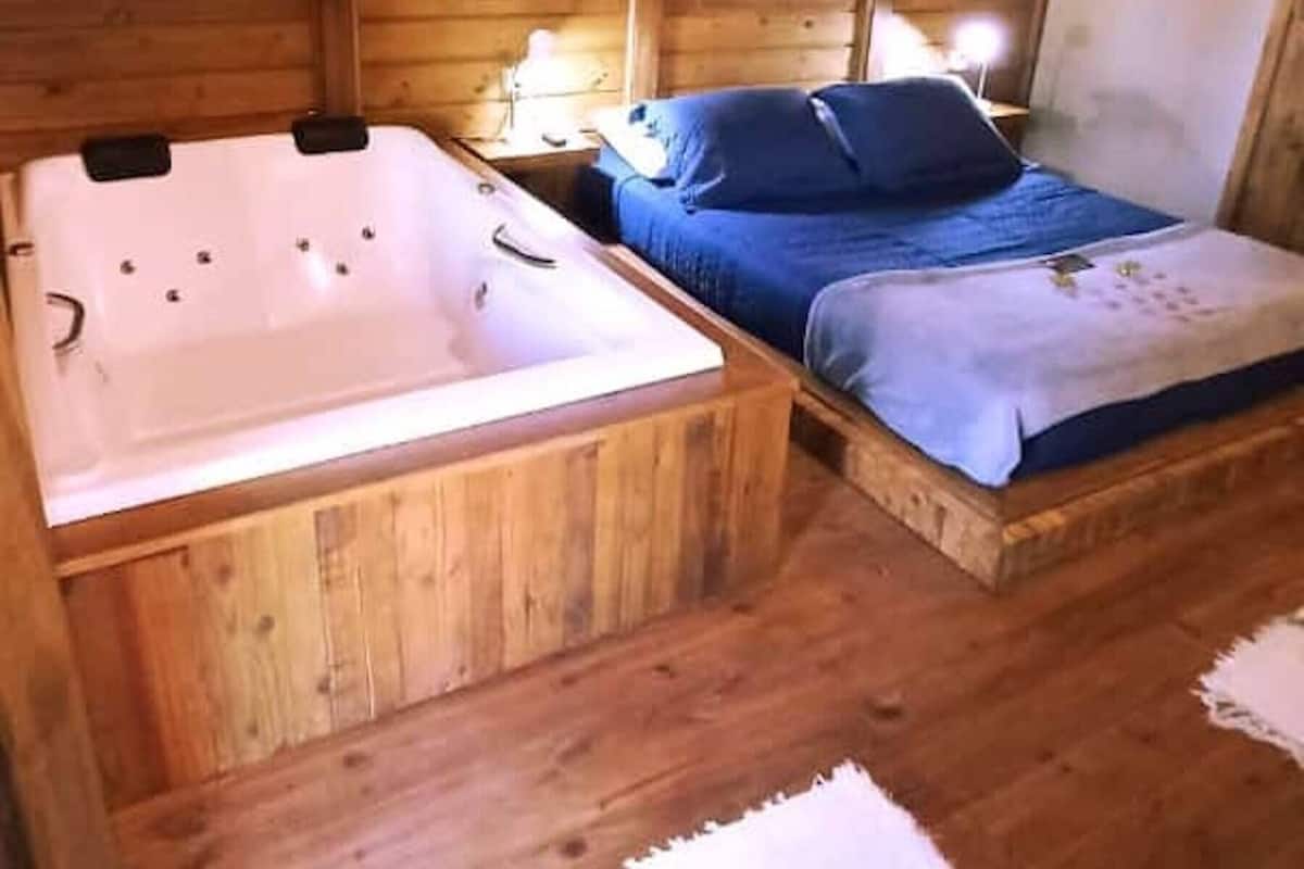 Een minibar, een laptopwerkplek, verduisterende gordijnen, gratis wifi