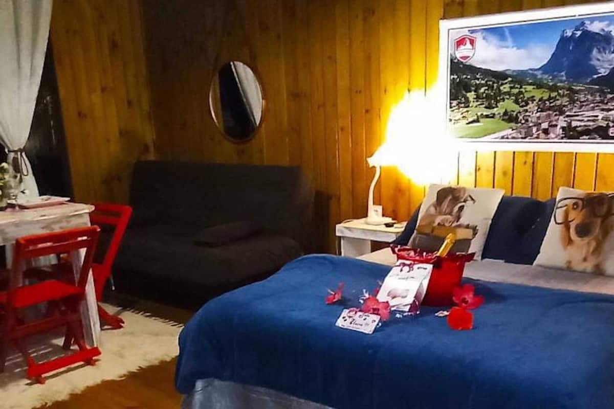 Suite luxo | Minibar, individually decorated, individually furnished, desk