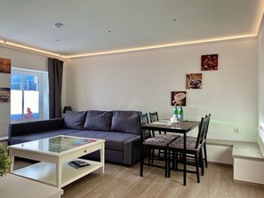Condo | Sala de estar | TV de tela plana