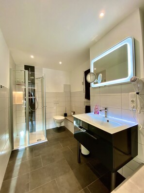 Apartamento | Baño | Ducha, secador de pelo, toallas y papel higiénico