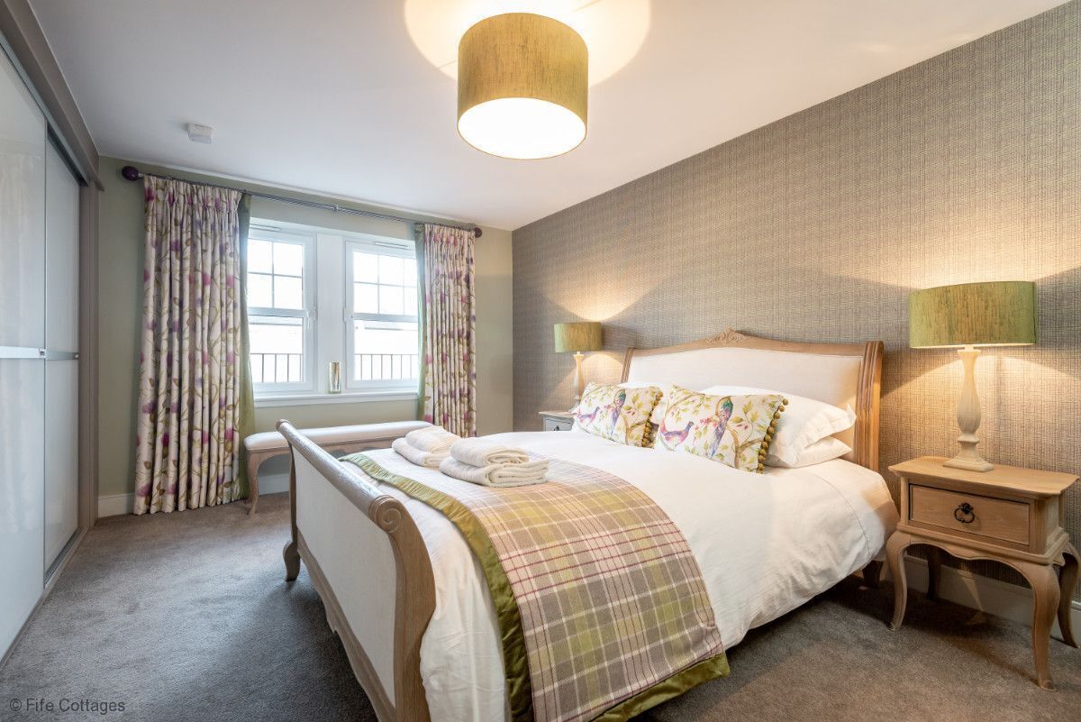 2 bedrooms, iron/ironing board, internet, bed sheets