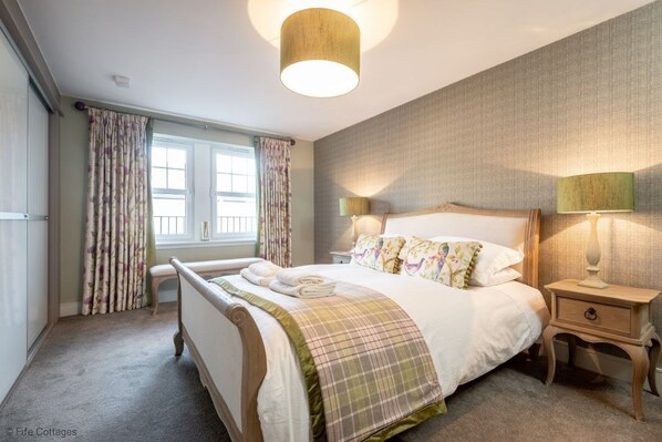 2 bedrooms, iron/ironing board, internet, bed sheets