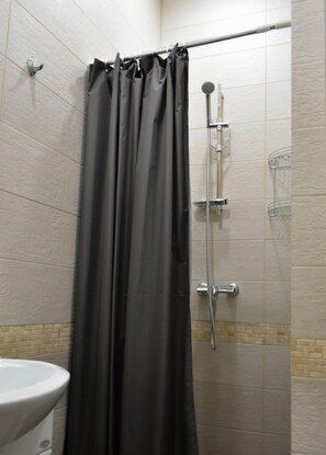 Estudio estándar | Regadera en el baño