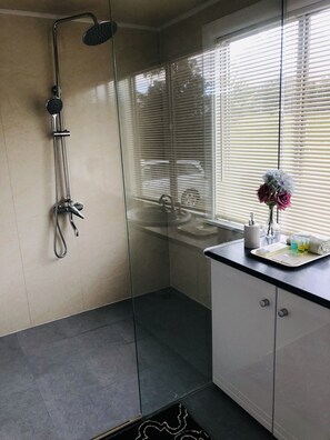 Kabin Basic, 1 Tempat Tidur King | Kamar mandi | Shower, pengering rambut, handuk, dan sabun
