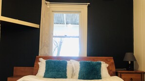 Basic Cabin, 1 King Bed | 1 bedroom, desk, WiFi (free) - Golden Village Farm (Healesville)