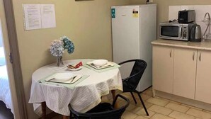Basic Room | 1 bedroom, desk, WiFi (free) - Golden Village Farm (Healesville)