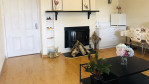 Basic Cabin, 1 King Bed | Living area - Golden Village Farm (Healesville)