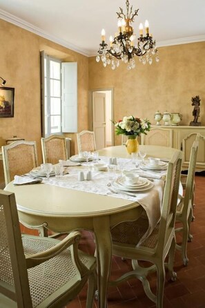 Fridge, microwave, stovetop, cookware/dishes/utensils - Chateau Mentone (Saint-Antonin-du-Var)