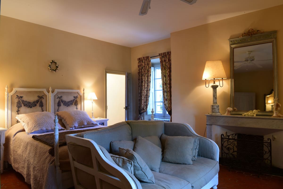 Habitación superior | Decoración personalizada, muebles diferentes y cortinas blackout