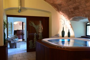 Outdoor treatment area, massages - Chateau Mentone (Saint-Antonin-du-Var)